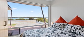 Beachview - Special Location Looking Over The Bay