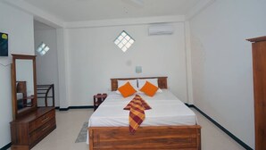 Premium bedding, desk, blackout drapes, iron/ironing board - Sri Lanka 01 (Negombo)