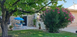Outdoor dining - MODERN VILLA WITH POOL AT THE TOWER OF AIGUES (LA TOUR D'AIGUES)