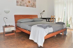 4 habitaciones, tabla de planchar con plancha y cuna de viaje