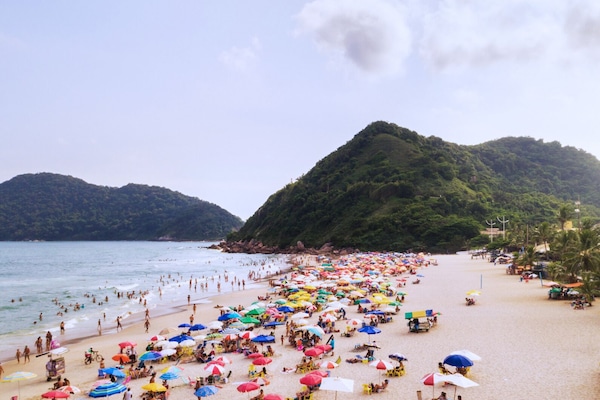 Di pantai, pasir putih, urut tepi pantai, yoga pantai