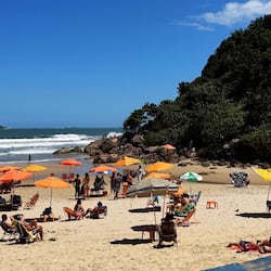 En la playa, arena blanca, masajes en la playa, yoga en la playa