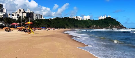 Plage, sable blanc, massages sur la plage, yoga sur la plage