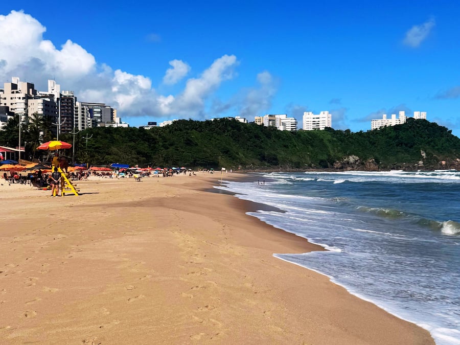 Di pantai, pasir putih, urut tepi pantai, yoga pantai