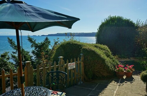 The Cottage - Sea Views, Direct Access to Beach