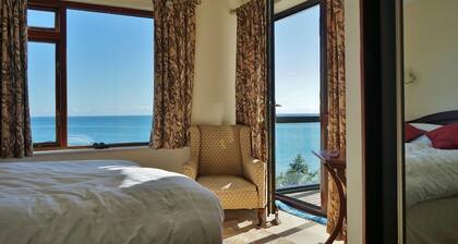 The Cottage - Sea Views, Direct Access to Beach