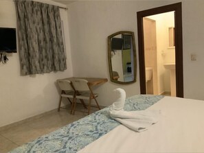 Habitación estándar, 1 cama King size | Escritorio, cortinas blackout y tabla de planchar con plancha