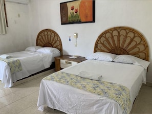 Chambre Standard double, 2 lits doubles | Bureau, rideaux d’obscurcissement, fer et planche à repasser