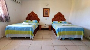 スタンダード ダブルルーム ダブルベッド 2 台 | デスク、遮光カーテン、アイロン / アイロン台、WiFi (無料)