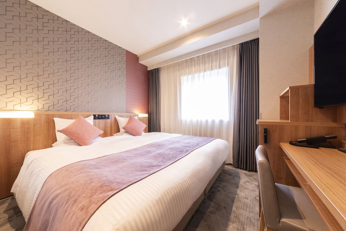 Standard King, Smoking | Premium bedding, in-room safe, desk, free WiFi