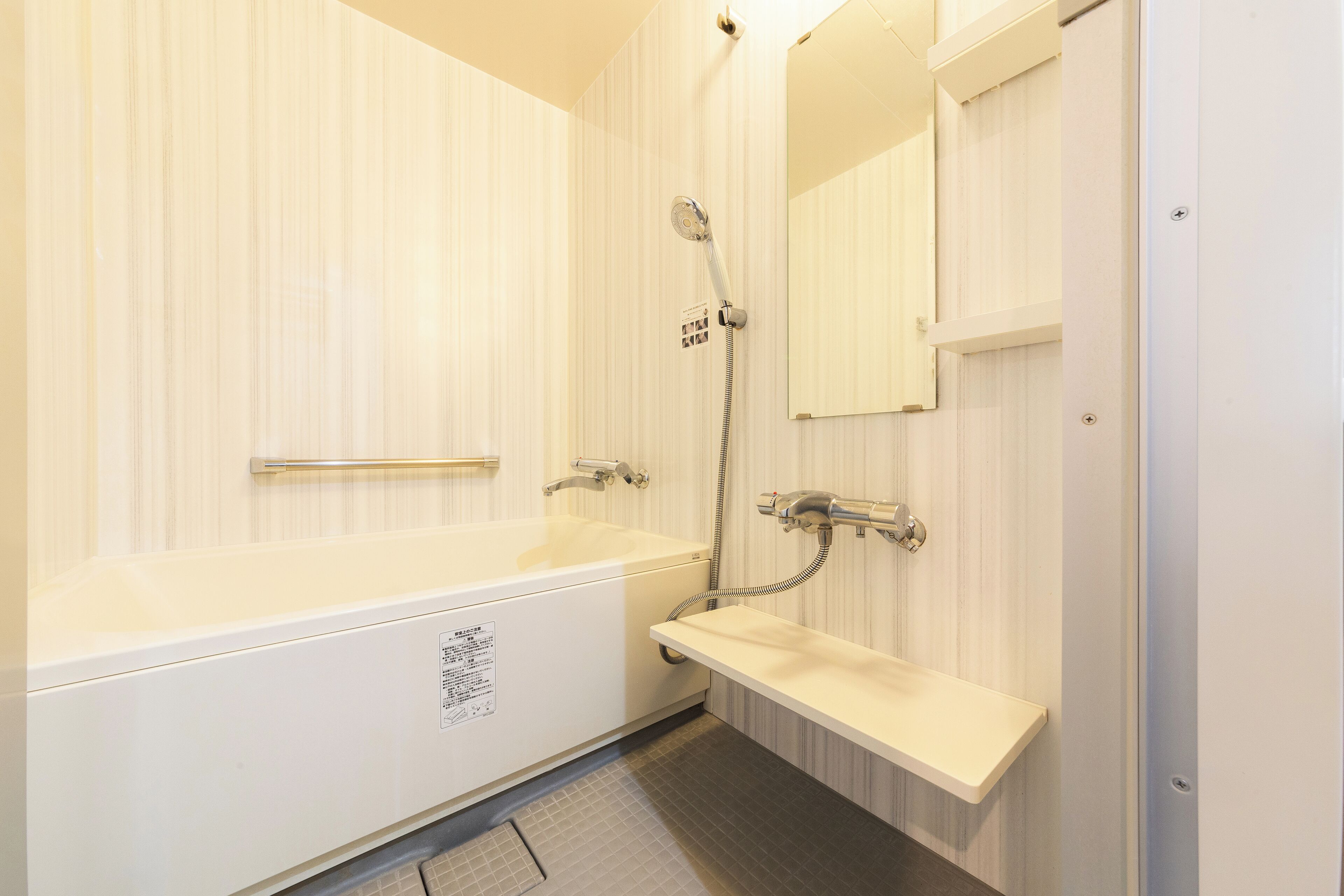 Een badkamer met een bad, een wastafel en een spiegel.