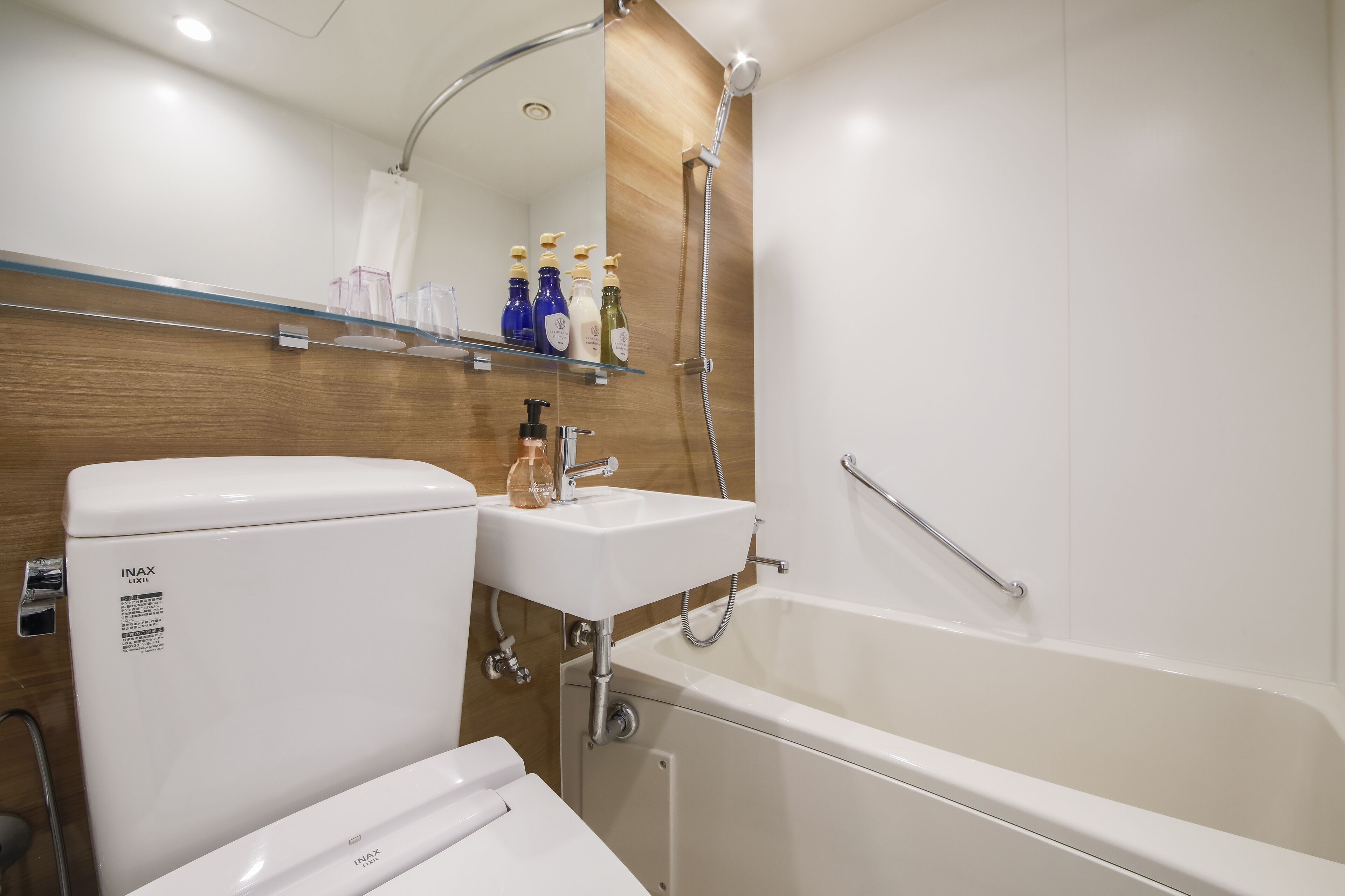 Combined shower/tub, deep soaking tub, free toiletries, hair dryer