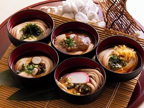Six bowls of ramen with various toppings on a wooden tray. - ART HOTEL Aomori (Aomori)