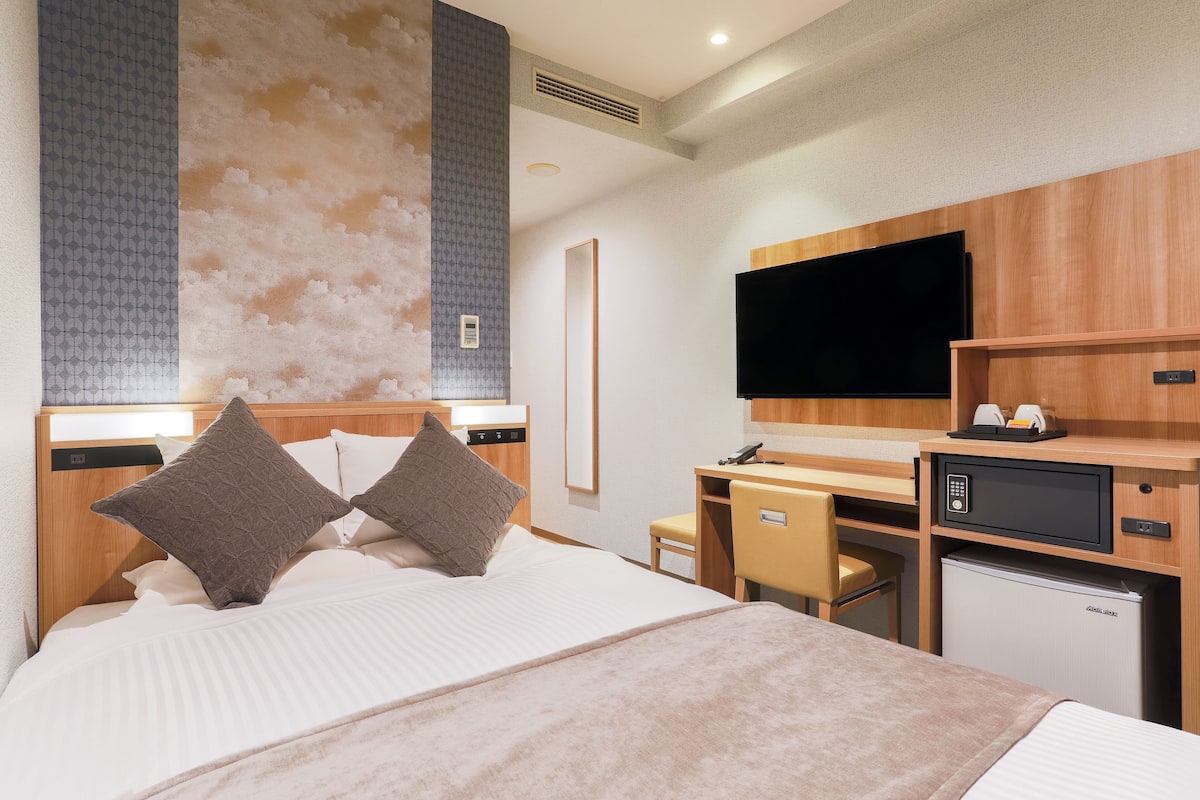 Premium bedding, in-room safe, desk, free WiFi