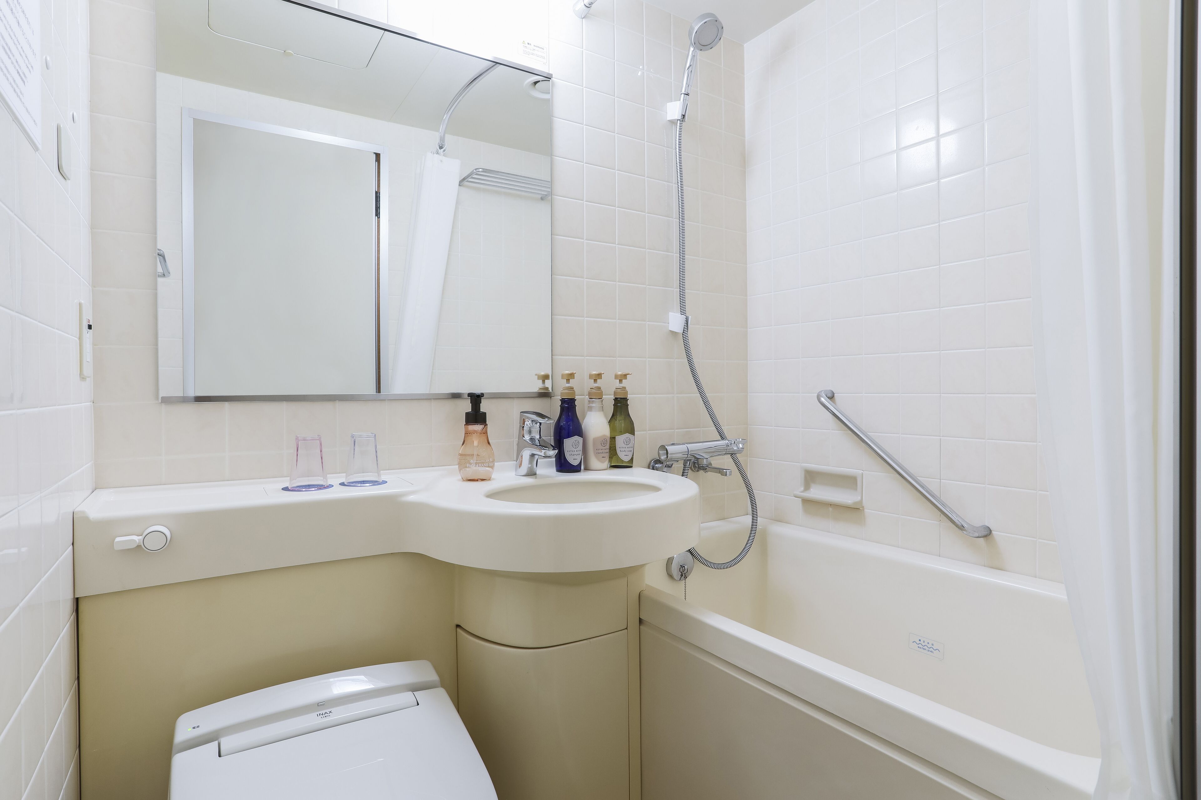 combined shower/bathtub, deep-soaking bathtub, free toiletries
