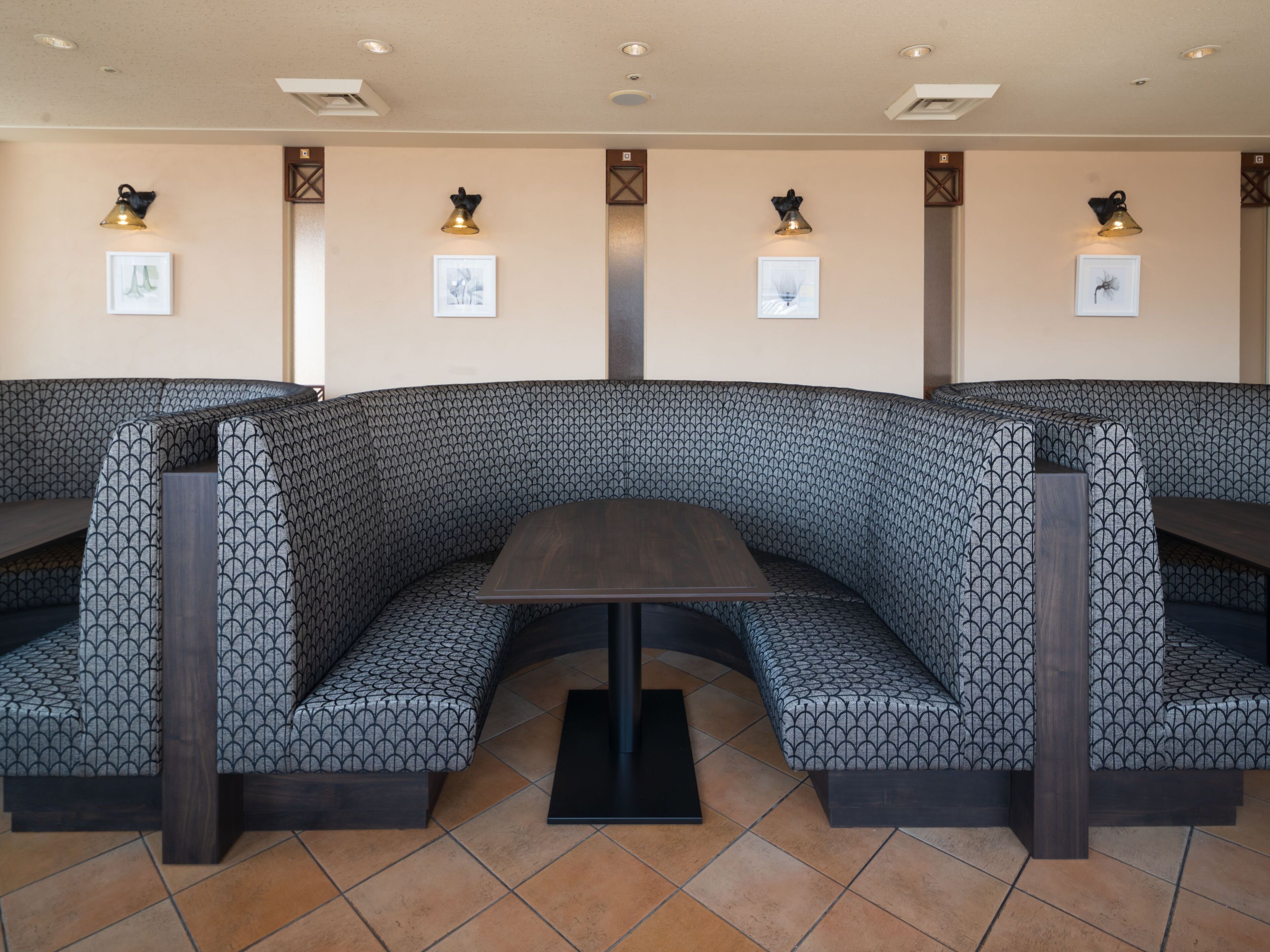 2 restaurants, breakfast served