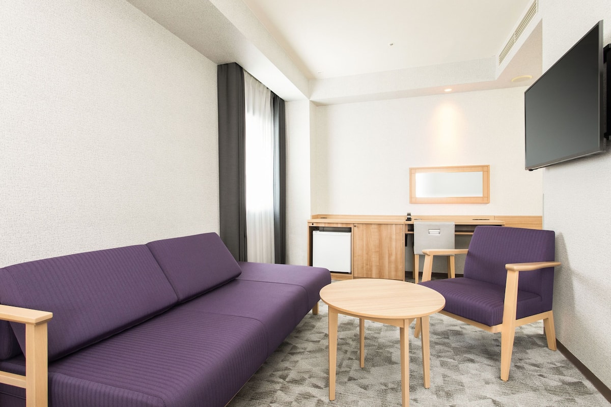 deluxe quadruple room, non smoking | premium bedding, in-room safe, desk, free wifi