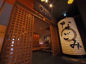 2 restaurants, breakfast served - ART HOTEL Aomori (Aomori)