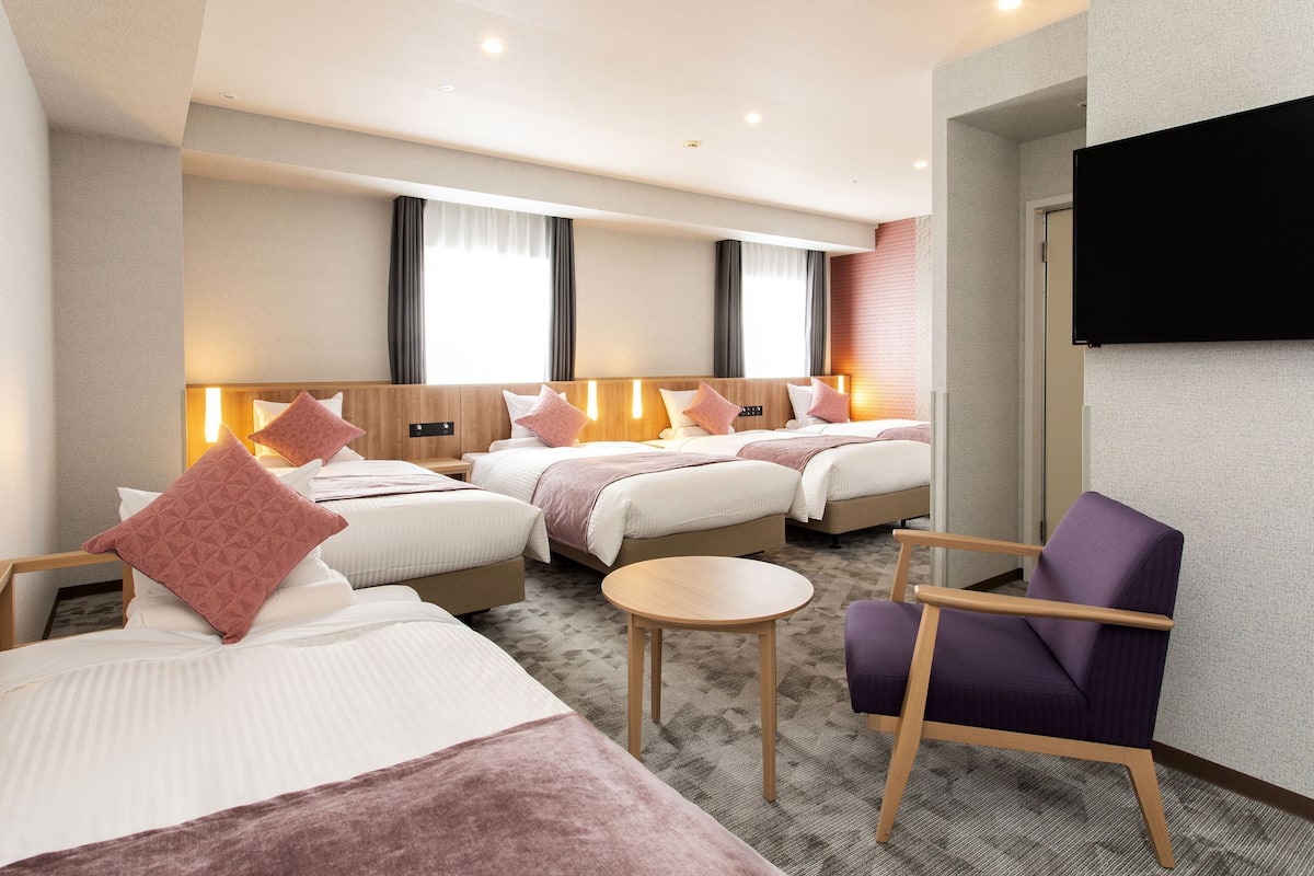 deluxe quadruple room, non smoking | premium bedding, in-room safe, desk, free wifi