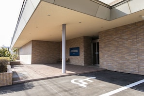 Wheelchair-accessible van parking