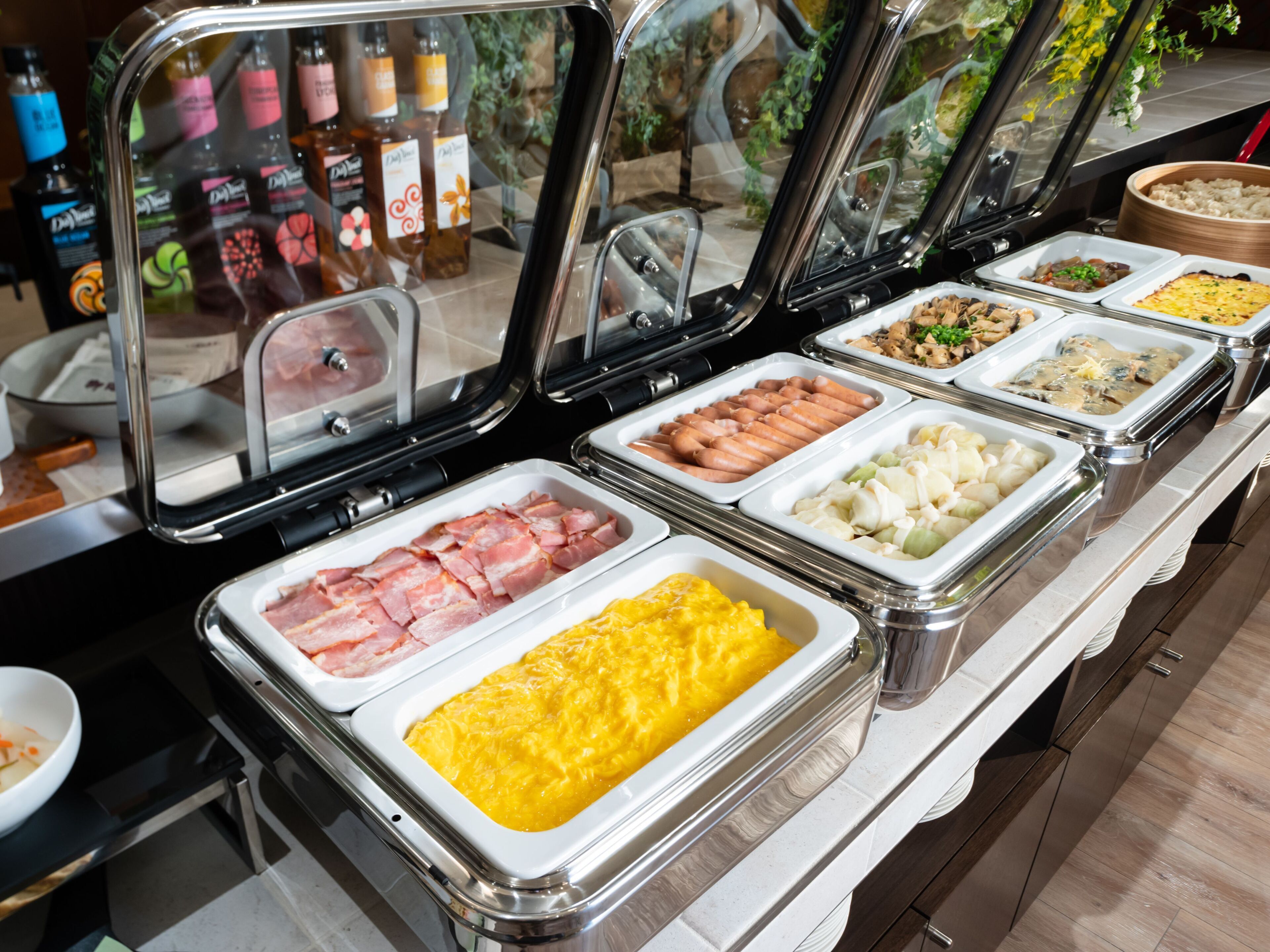 daily buffet breakfast (jpy 2090 per person)