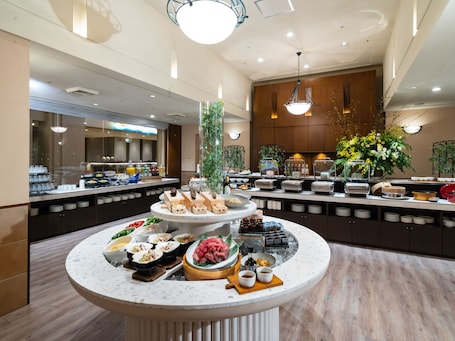 Daily buffet breakfast (JPY 2090 per person)