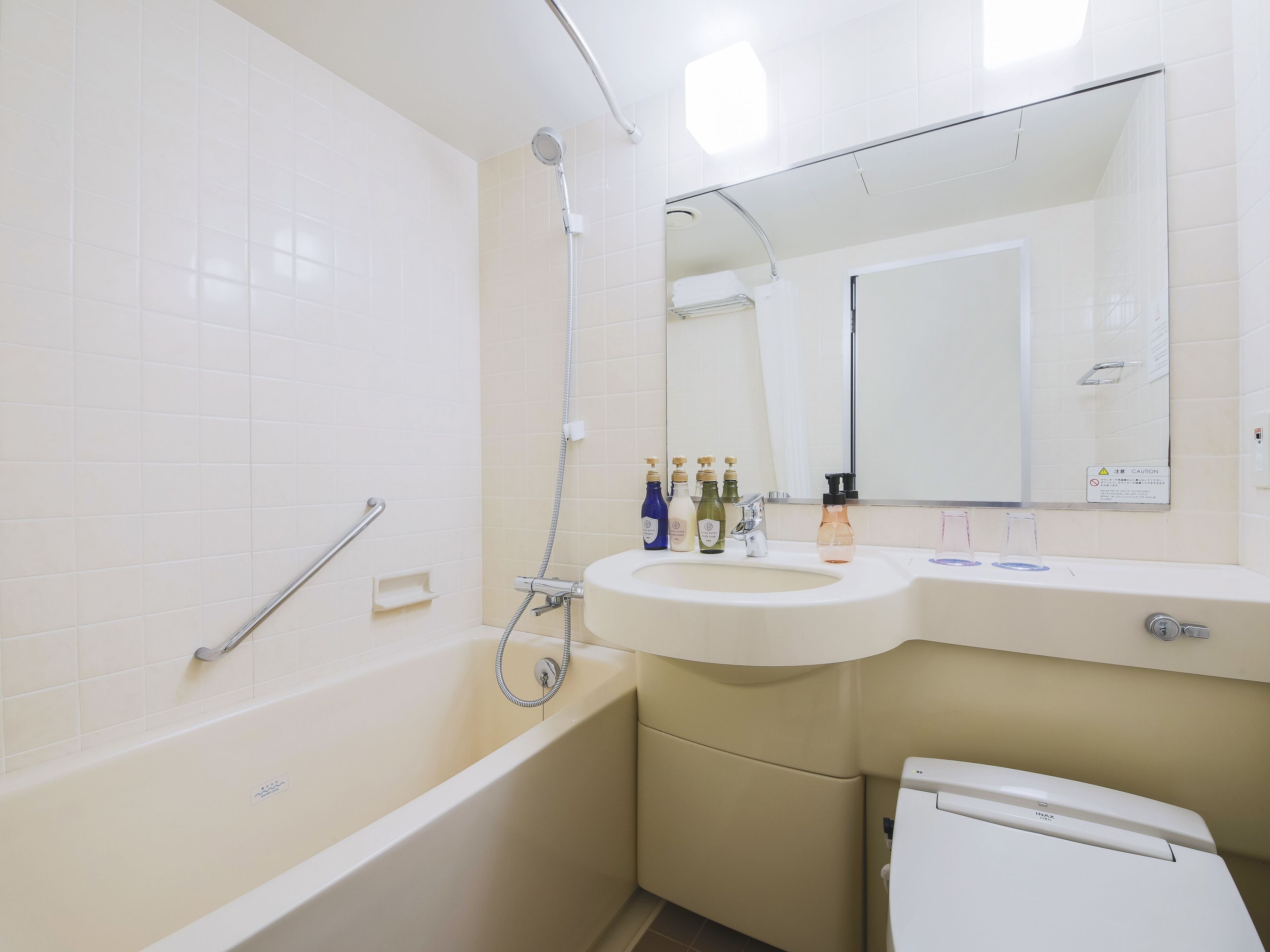 combined shower/bathtub, deep-soaking bathtub, free toiletries