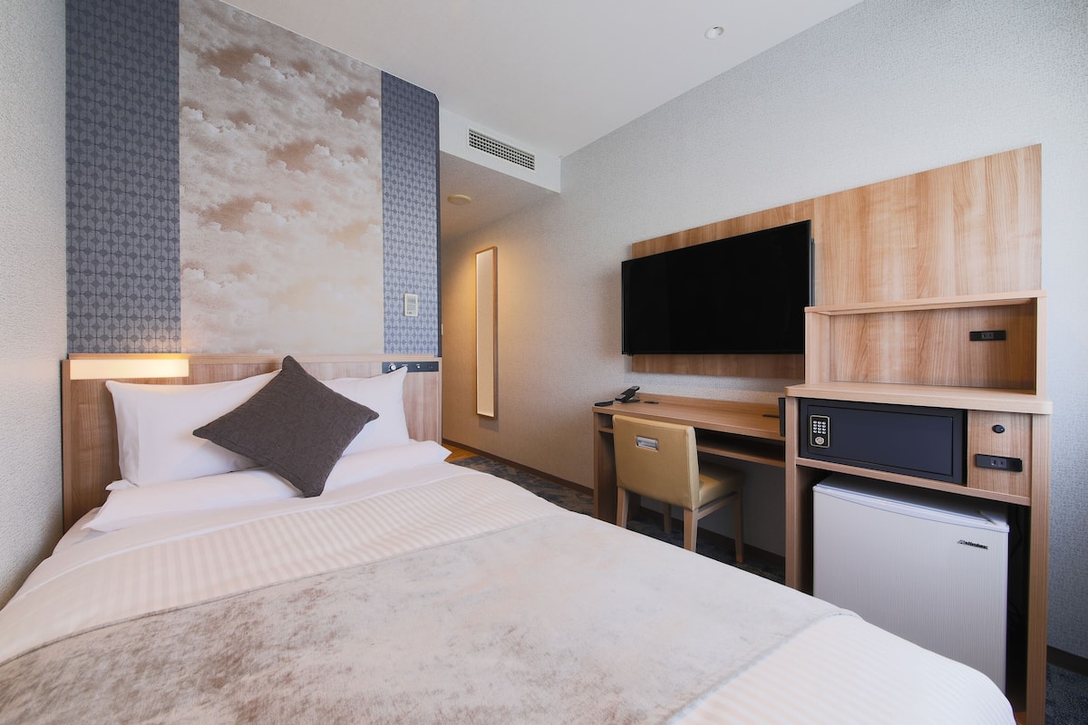 Premium bedding, in-room safe, desk, free WiFi