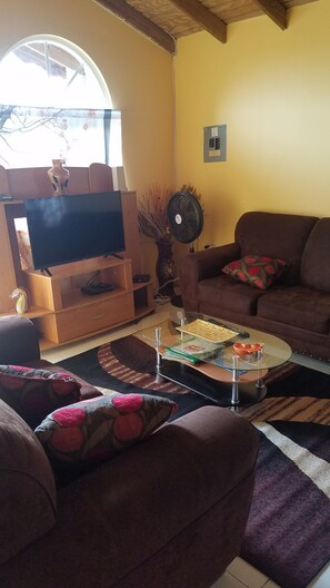 Family House, 2 Bedrooms | 2 bilik tidur, dilengkapkan perabot secara berasingan, meja