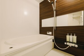Deep soaking bathtub