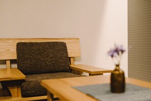 Quarto standard (102) | Área de estar | TV de tela plana