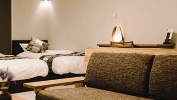 Standard Room (102) | Living area | Flat-screen TV