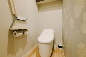 Baignoire et douche séparées, articles de toilette gratuits