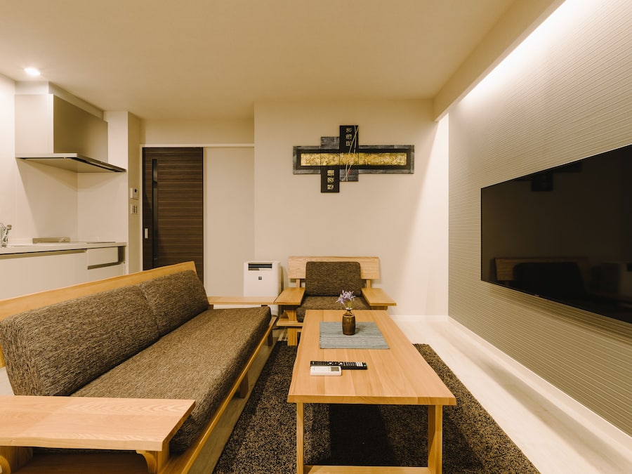 Standard Room (102) | Living area | Flat-screen TV