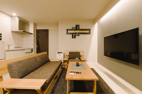 Standard Room (102) | Living area | Flat-screen TV