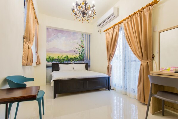 Desk, blackout drapes, soundproofing, free WiFi