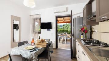 Kühlschrank, Herdplatte, Wasserkocher mit Kaffee-/Teezubehör, Hochstuhl