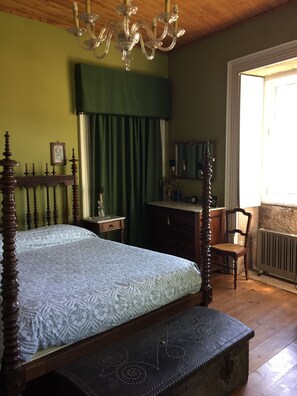 5 Schlafzimmer, Schreibtisch, Bügeleisen/Bügelbrett, Reisekinderbett