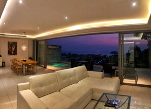2-Bedroom Villa | Aire de séjour | Téléviseur à DEL de 32 po avec télévision par câble, téléviseur