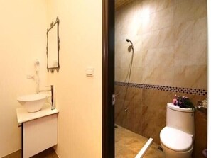Shower, rainfall showerhead, free toiletries, hair dryer