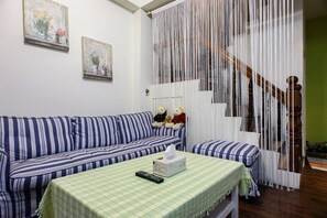 Lobby sitting area - 19 wuo wuo hotel (Hualien City)