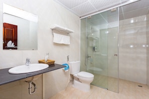 Deluxe Double Room | Bathroom | Shower, free toiletries, hair dryer, slippers - Gia Nguyen Hotel (Gia Vien)