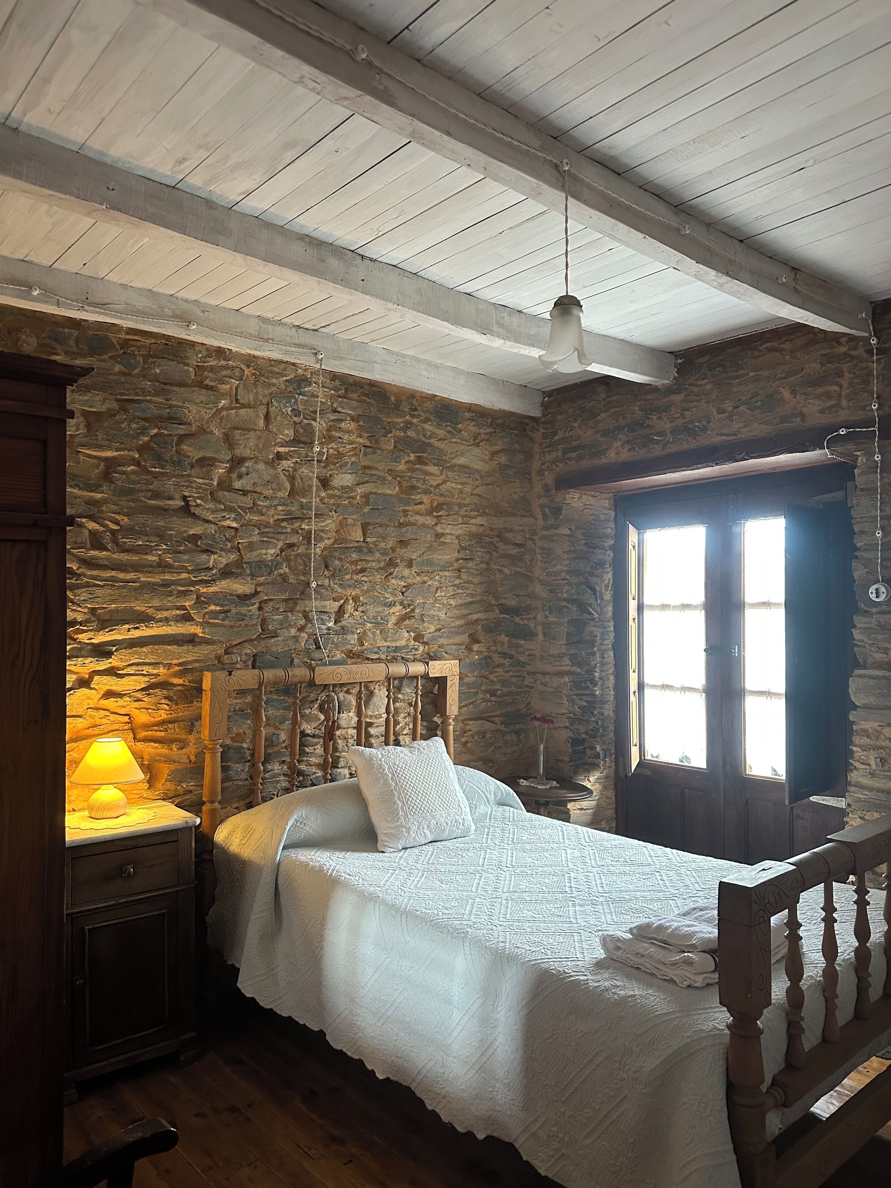 4 bedrooms, iron/ironing board, bed sheets