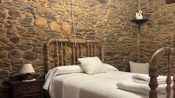 4 bedrooms, iron/ironing board, bed sheets