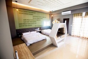 Desk, soundproofing, free WiFi, bed sheets