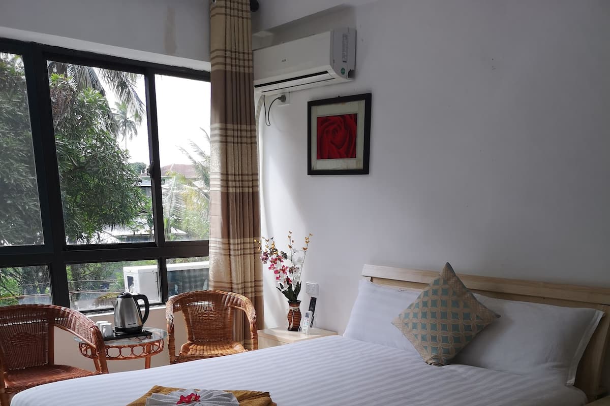 Deluxe Room, 1 Queen Bed, Non Smoking | 1 bedroom, free WiFi