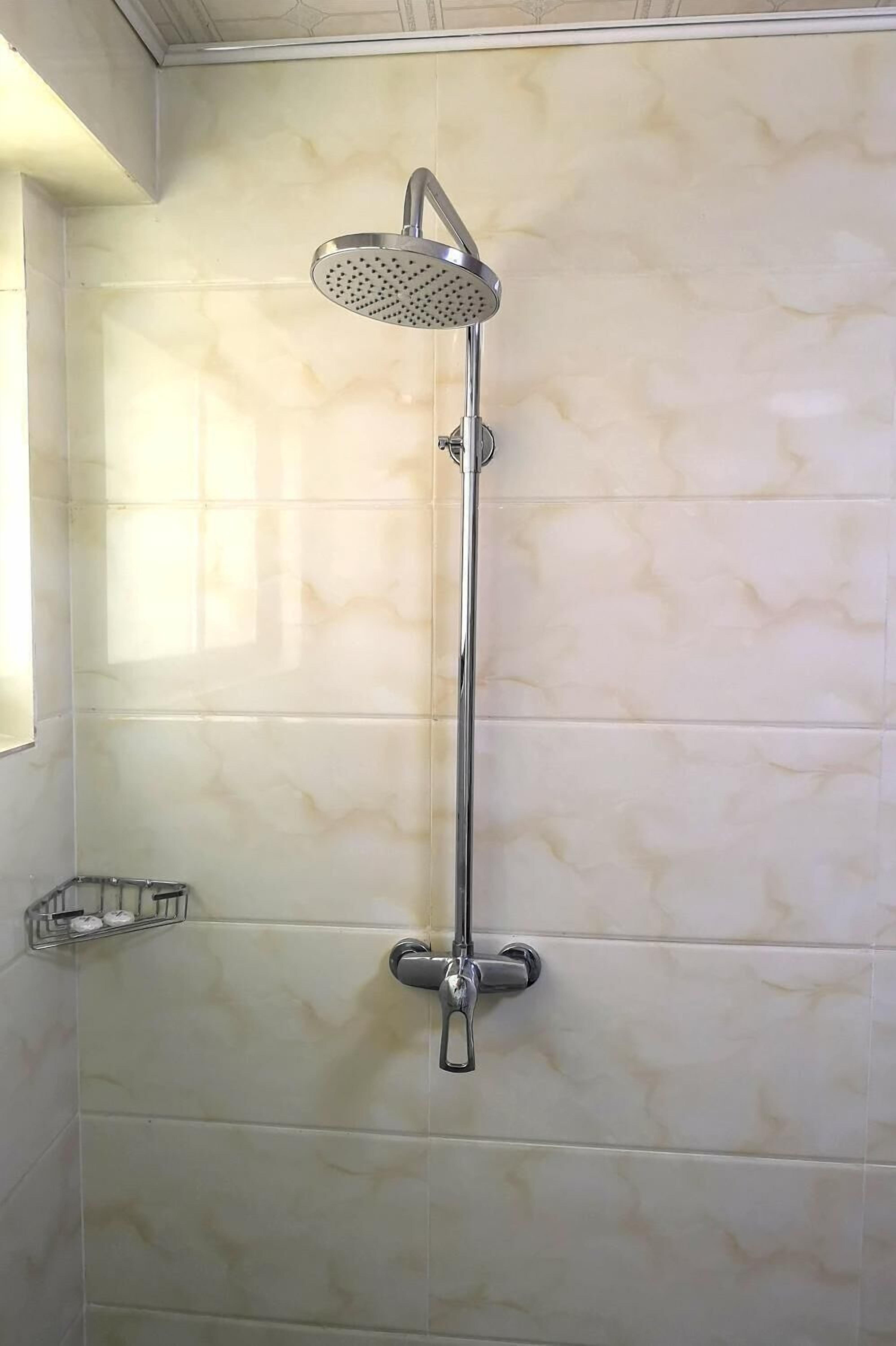 Eine Dusche mit Handbrause und einer fest installierten Bedienarmatur.