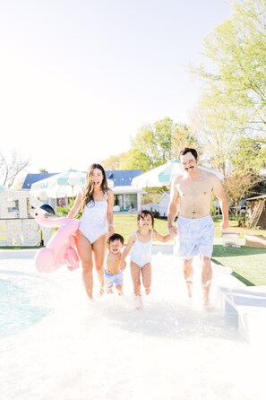 Outdoor pool, open 9:30 AM to 10:00 PM, pool umbrellas, pool loungers - The Frenchie (Round Top)