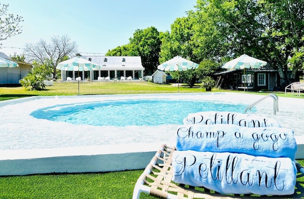 حمّام سباحة خارجي، مظلات على حمّام السباحة، مقاعد للتشمس