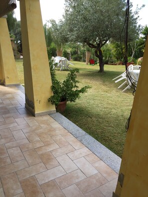 Terrace/patio - Nice two-room apartment with large garden with green lawn and vegetation (Pula)